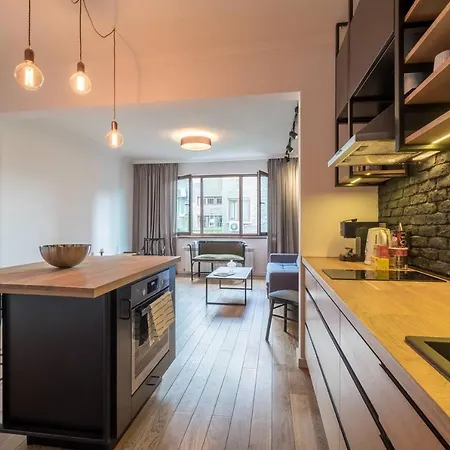 Apartment Top Centre High-end Designer Furnished 2br *