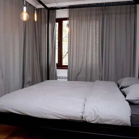 Top Centre High-end Designer Furnished 2br