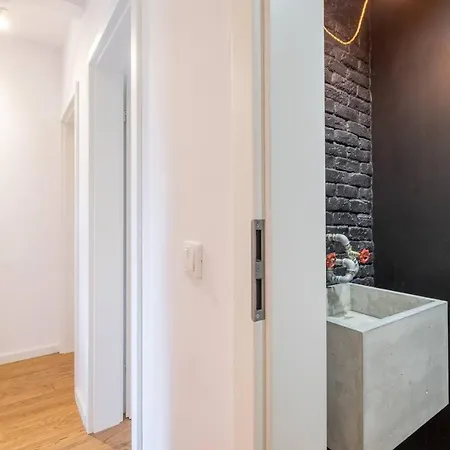 Top Centre High-end Designer Furnished 2br Apartment