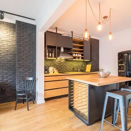 Top Centre High-end Designer Furnished 2br Apartment *