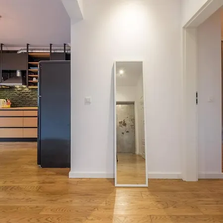 Top Centre High-end Designer Furnished 2br *